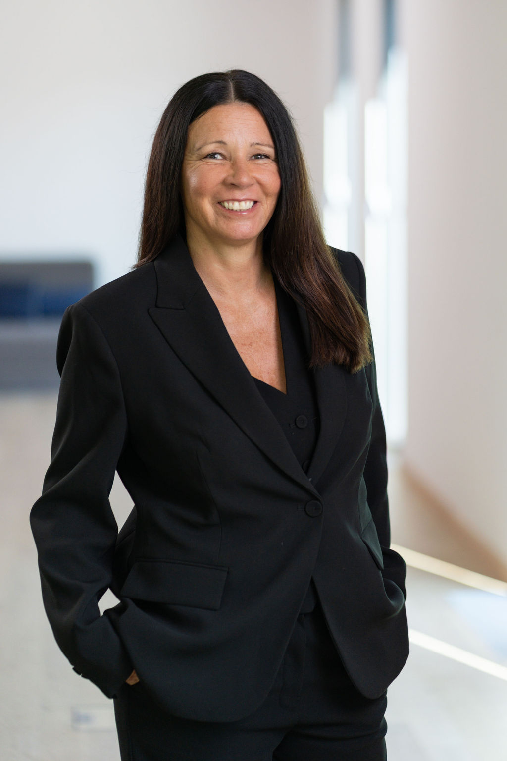 A7404407 Portrait of CEO Kerstin Götz in a modern office environment, representing executive leadership, strategic decision making, and digital project and finance management with Troi PSA for professional services teams